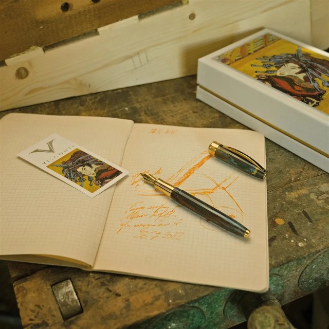 VISCONTI 万年筆 白い花模様 VISCONTI 万年筆 白い花模様