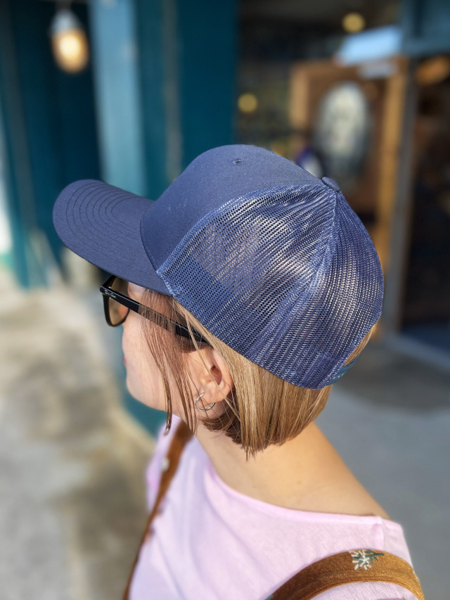 帽子》639M アイルのロゴーマークのメッシュキャップ.