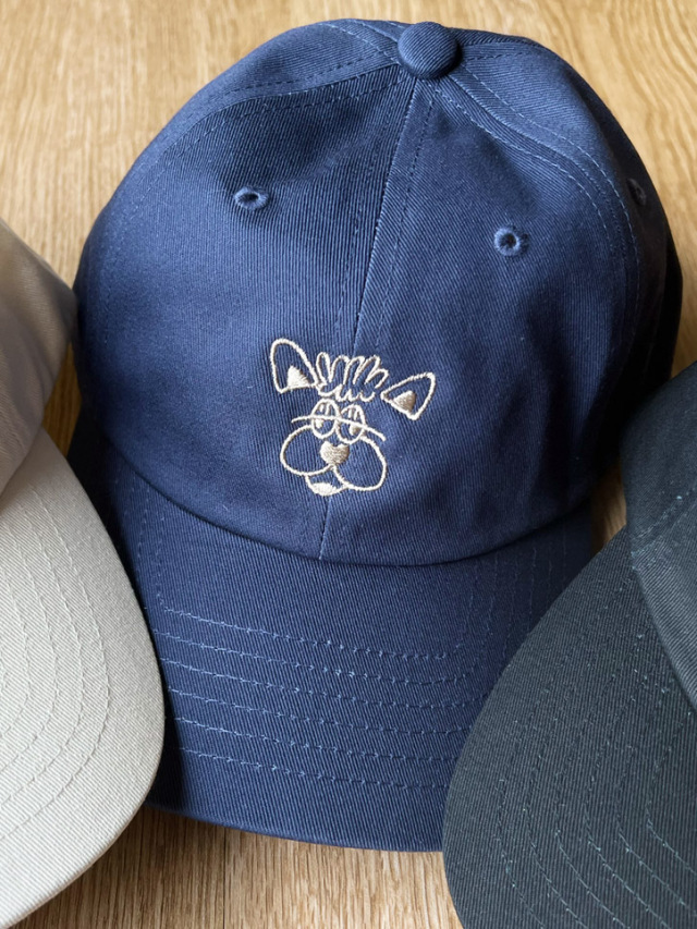 帽子》639C レア一色の刺繍キャップ.