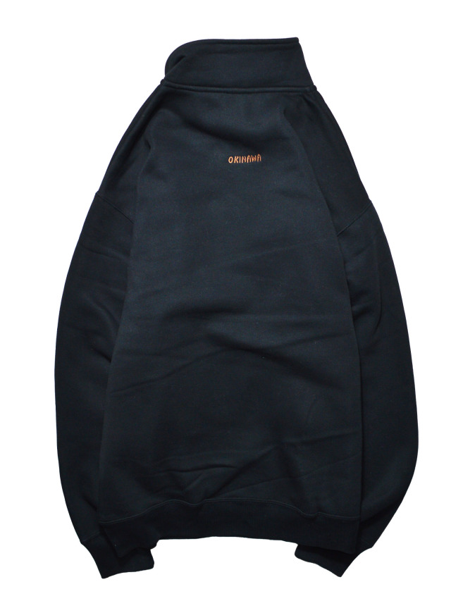 スウェット》798 アイルロゴマークの刺繍のハーフジップスウェット.