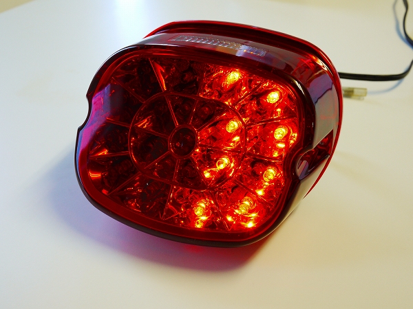 ハーレー用ウインカー機能付きLEDテールランプ レッドレンズ レイダウン ナンバー灯付き