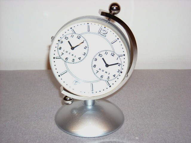 二カ国の時刻を同時表示！　スピンクロック置時計デュアル