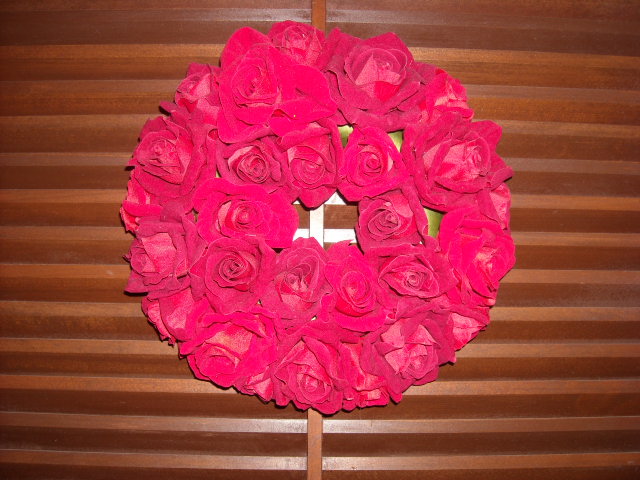豪華に華やかに飾ります！　ローズリースRED　φ３０ｃｍ