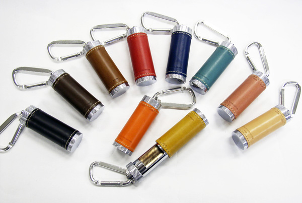 バックやベルトループに簡単取り付け！シリンダー型レザー携帯灰皿