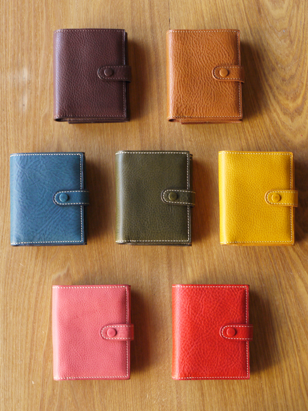 味わいある柔らかい手触りの　レザー二つ折りベルト財布　ミネルバ