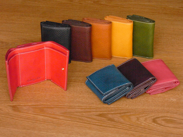 味わいある柔らかい手触りの　レザー三つ折り財布　ミネルバ