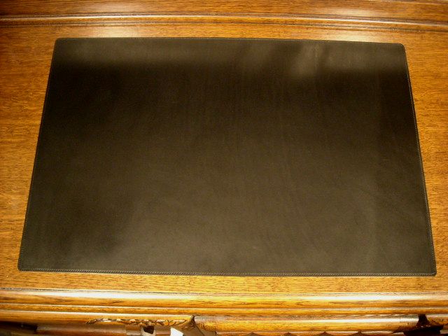 デスクをハイクラスにお洒落に飾る　大型レザーデスクマット イタリアンレザー50×70ｃｍ（特注品）　受注生産品