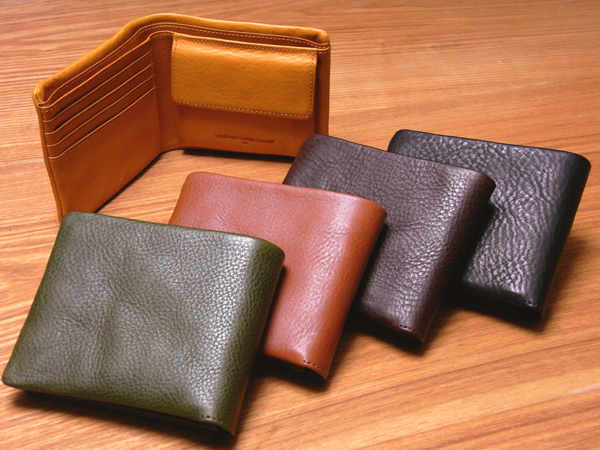 味わいのある柔らかい手触りのレザー二つ折り財布　ミネルバF4