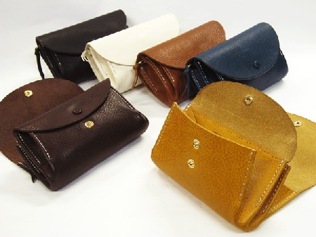 味わいのある柔らかい手触りのレザーボタン財布　ミネルバ　