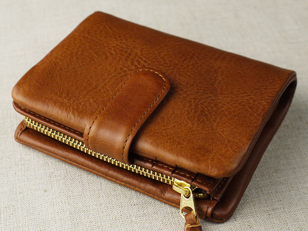 味わいある柔らかい手触りのレザーベルト付き二つ折り財布　アリゾナ　78348