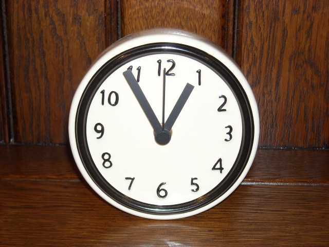 爽やかなカラーコーディネーション！陶器製置き掛け兼用時計　ホワイトR　ラウンド