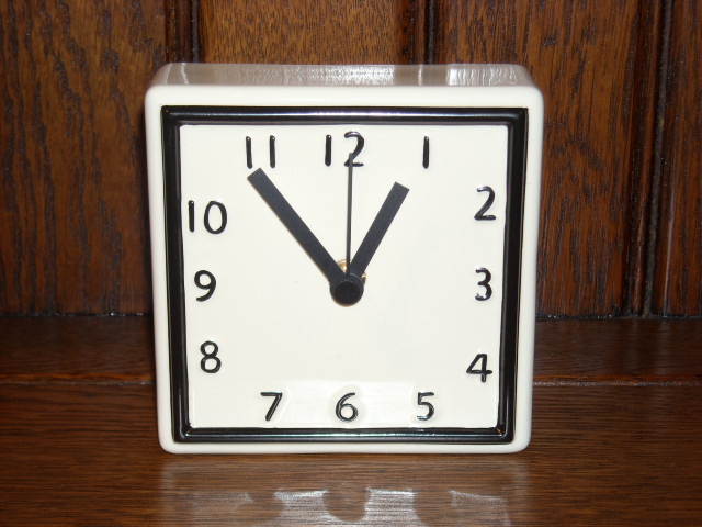 爽やかなカラーコーディネーション！陶器製置き掛け兼用時計　ホワイトS　スクエア  KT-01S