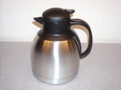 片手で簡単に注げる！バキュームジャグ ステンレス　１リットル