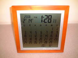 天然木製フレームの高級感と温かさが魅力！　カレンダー電波時計