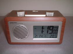 レトロなデザインが新鮮！ラジオ電波アラームクロック