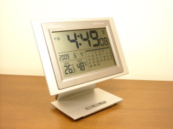 見やすい角度に調整できる！　カレンダー電波時計