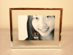 シンプルでシャープに写真を飾るビーホールドフォトフレーム S