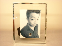 シンプルでシャープに写真を飾るビーホールドフォトフレーム Ｌ