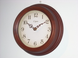 天然木とアンティーク調文字盤がお洒落！CAPITO掛け時計　Antique Wooden CBR