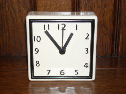 爽やかなカラーコーディネーション！陶器製置き掛け兼用時計　ホワイトS　スクエア  KT-01S