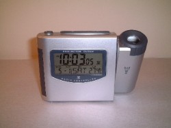 暗い部屋で時刻を投影　プロジェクション電波時計・温度計