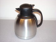 片手で簡単に注げる！バキュームジャグ ステンレス　１リットル