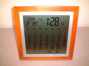 天然木製フレームの高級感と温かさが魅力！　カレンダー電波時計