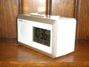 シンプルでスマート！AM/FMラジオ電波アラームクロック　WH