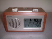 レトロなデザインが新鮮！ラジオ電波アラームクロック