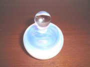 可愛いデザインで美しく光る　トワレボトル丸・オパール