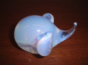 オパール色に愛くるしく光る　ゾウ　オパール