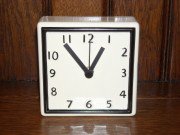 爽やかなカラーコーディネーション！陶器製置き掛け兼用時計　ホワイトS　スクエア  KT-01S