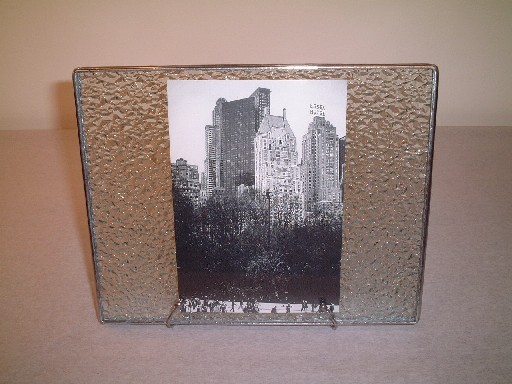 お洒落なガラス模様が写真を引き立てる　ガラスフォトフレームＳＩＬ＆ＭＡＲ（１８×1４）