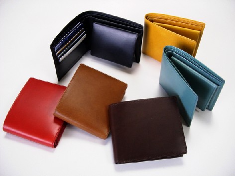 使い易く飽きの来ないデザイン　レザー財布 二つ折りタイプＦ　