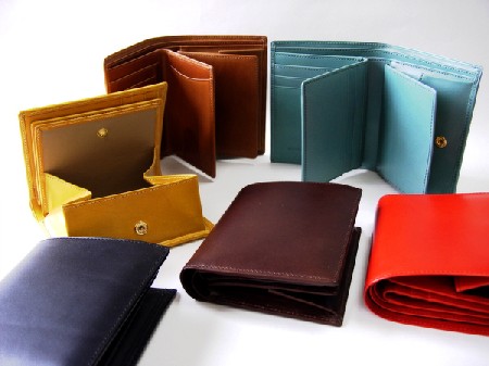 収納力が魅力！レザー財布二つ折りタイプN