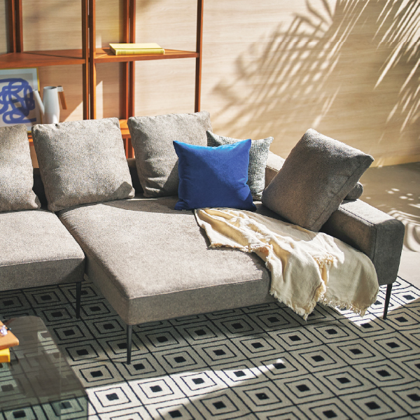 [kontinent] スクエアカウチ（向って右）・2P片肘ソファ（向って左）　※ボルスター付クッションSx5set_イメージ02_SP196