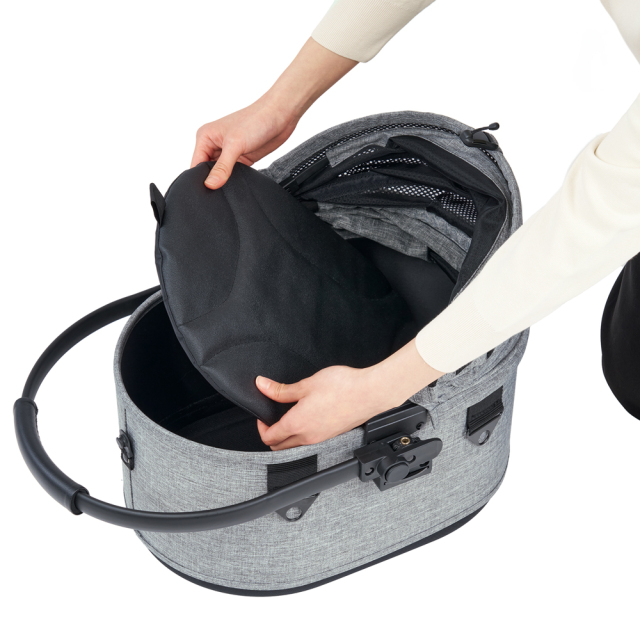コットにマットを取り付けている画像