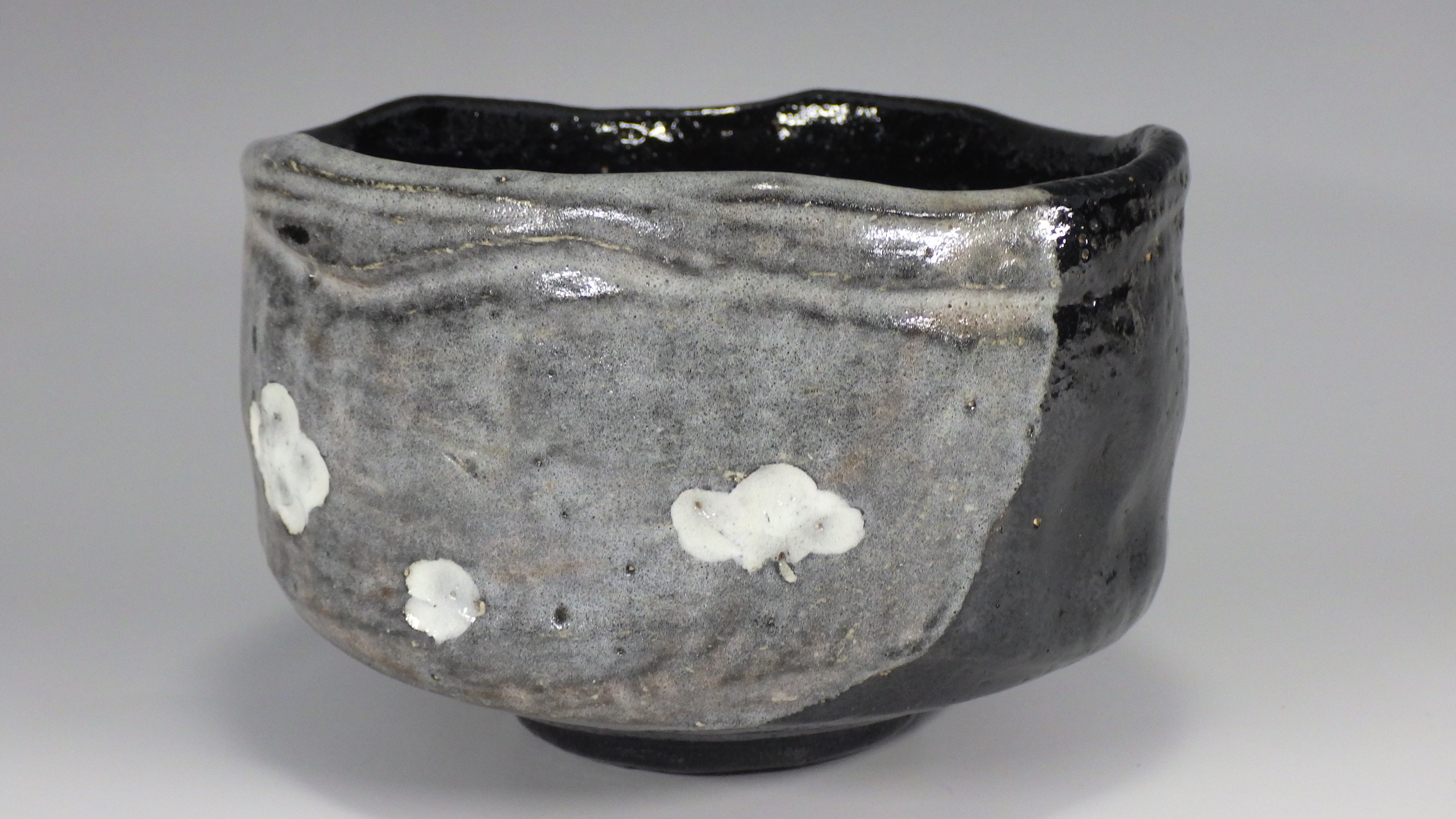 松楽 （京都楽焼黒楽梅文抹茶茶碗）