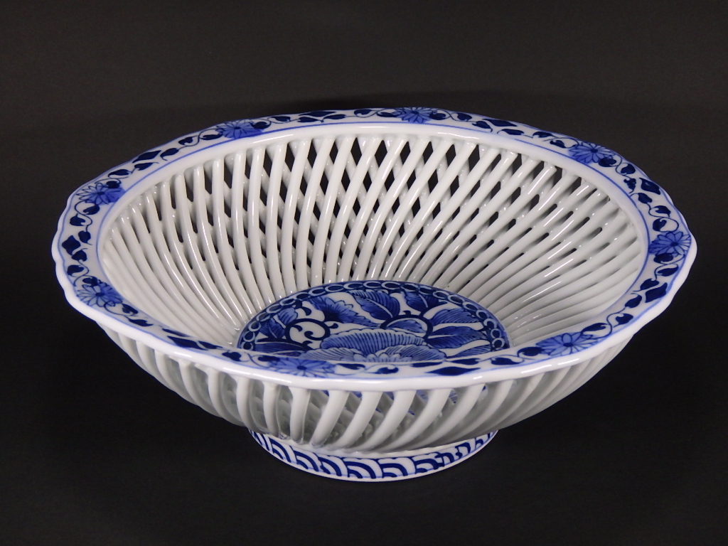 琴峰（有田焼網目透かし染付菓器）