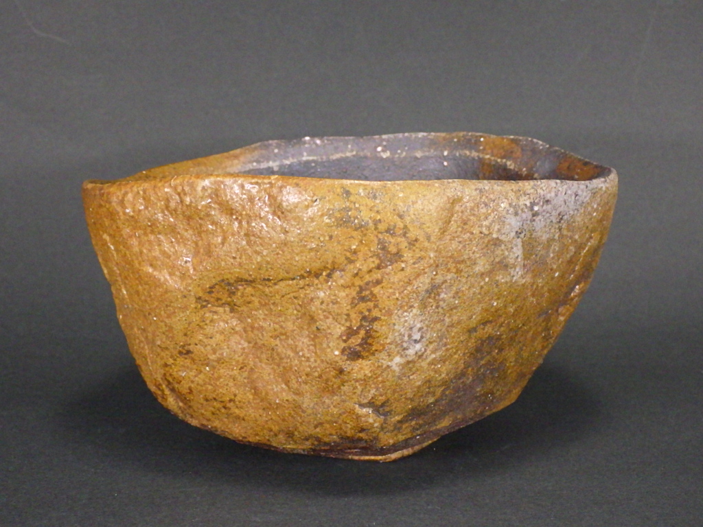 久郷剛司(備前焼刳り抜き黄ゴマ抹茶茶碗)