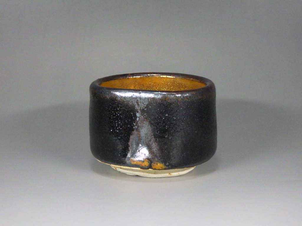 故　山口小左衛門(黒釉内金張ぐい飲み)