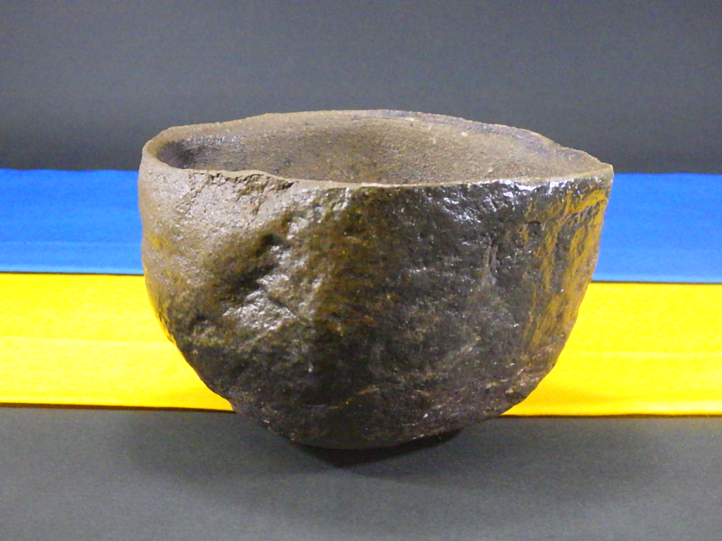 久郷剛司（備前焼刳り抜き黄ゴマ抹茶茶碗）