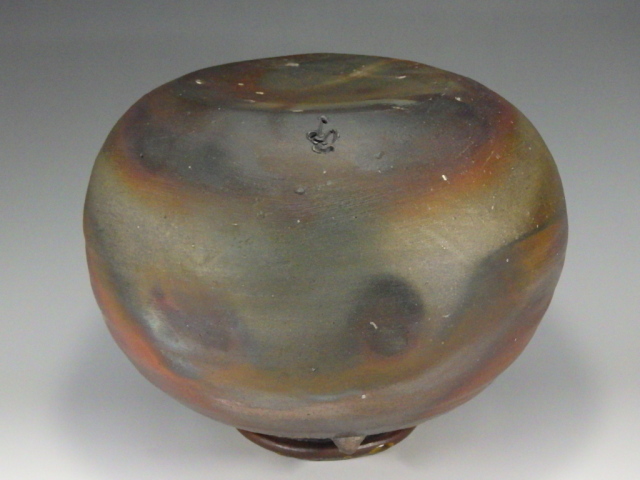 渡辺節夫（備前桟切り黄ゴマ擂座壷）