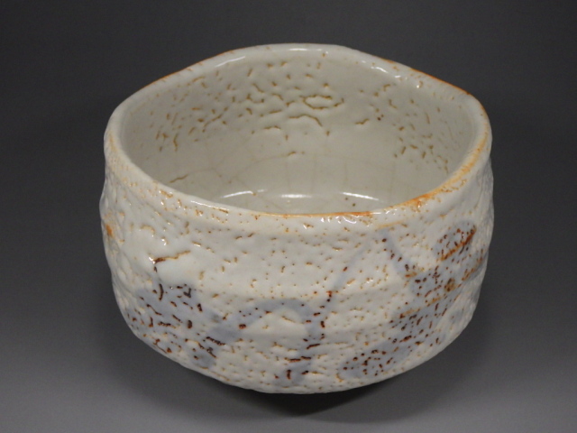 【茶道】抹茶茶碗　加藤秀山　作　陶器製 茶碗 白と茶色の斑点　草文様 美濃焼 加藤秀山 作 志野抹茶碗 | 小林漆陶 映える器ギャラリー