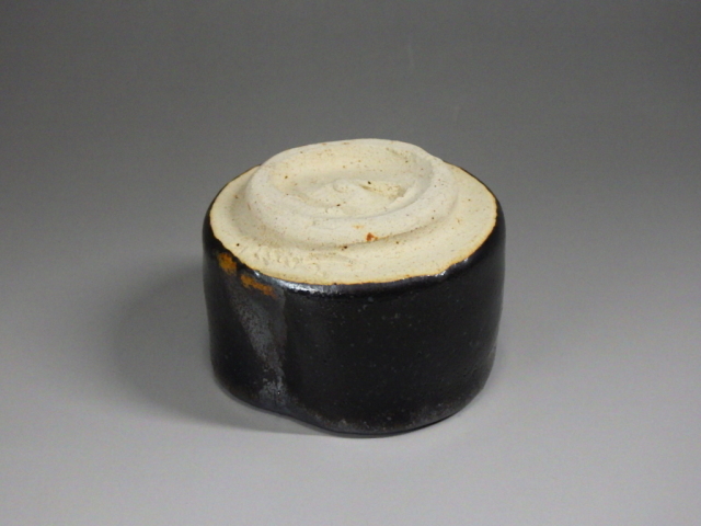 故 山口小左衛門(黒釉内金張ぐい飲み)