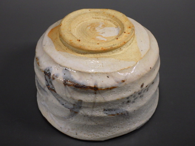 中村東洸（絵志野草花抹茶茶碗）