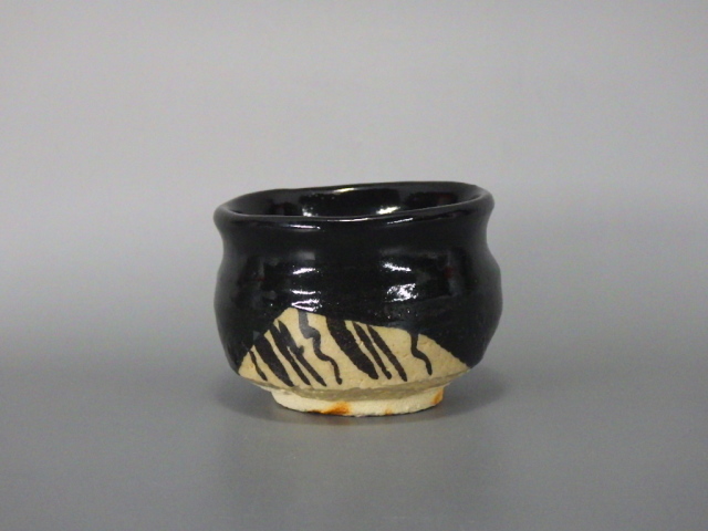 故　加藤しょう（赤津焼黒織部ぐい飲み）