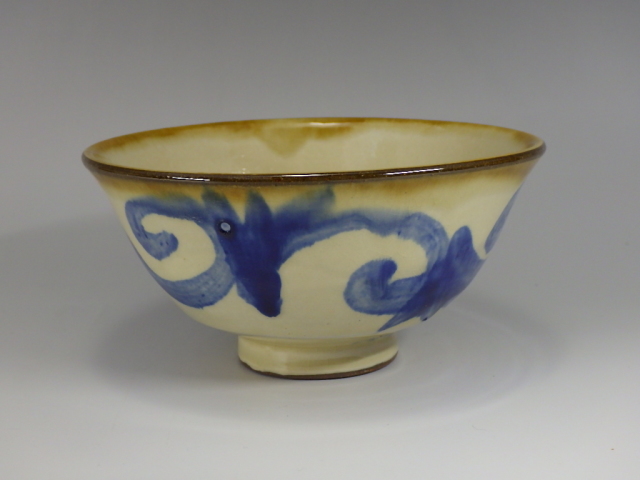 茶道具 新垣勉 壺屋焼 抹茶茶碗 共箱有り 新垣勉（沖縄壺屋焼色絵抹茶茶碗）