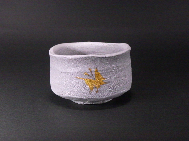 故　加藤しょう（白釉金蝶文ぐい飲み）