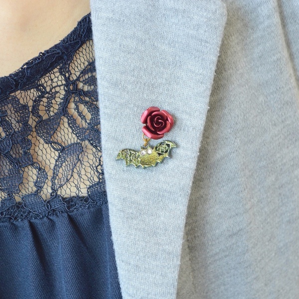 認定ばらグッズ Lovely Rose コウモリピンバッジ